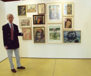 El coleccionista Jacques Geron con obras de Vladimir Yakovlev.